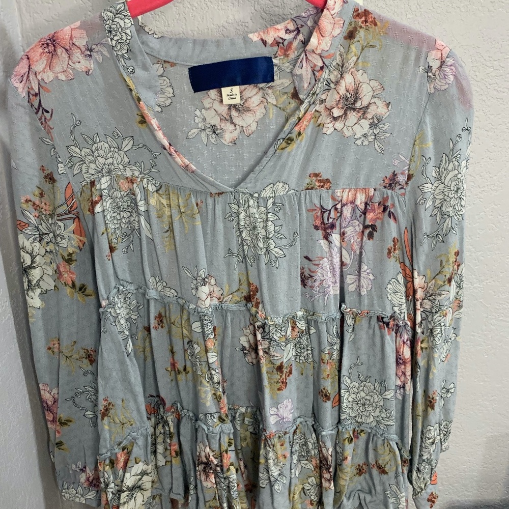 Light Gray Floral Print Flowy Long-Sleeve Blouse , Size Small